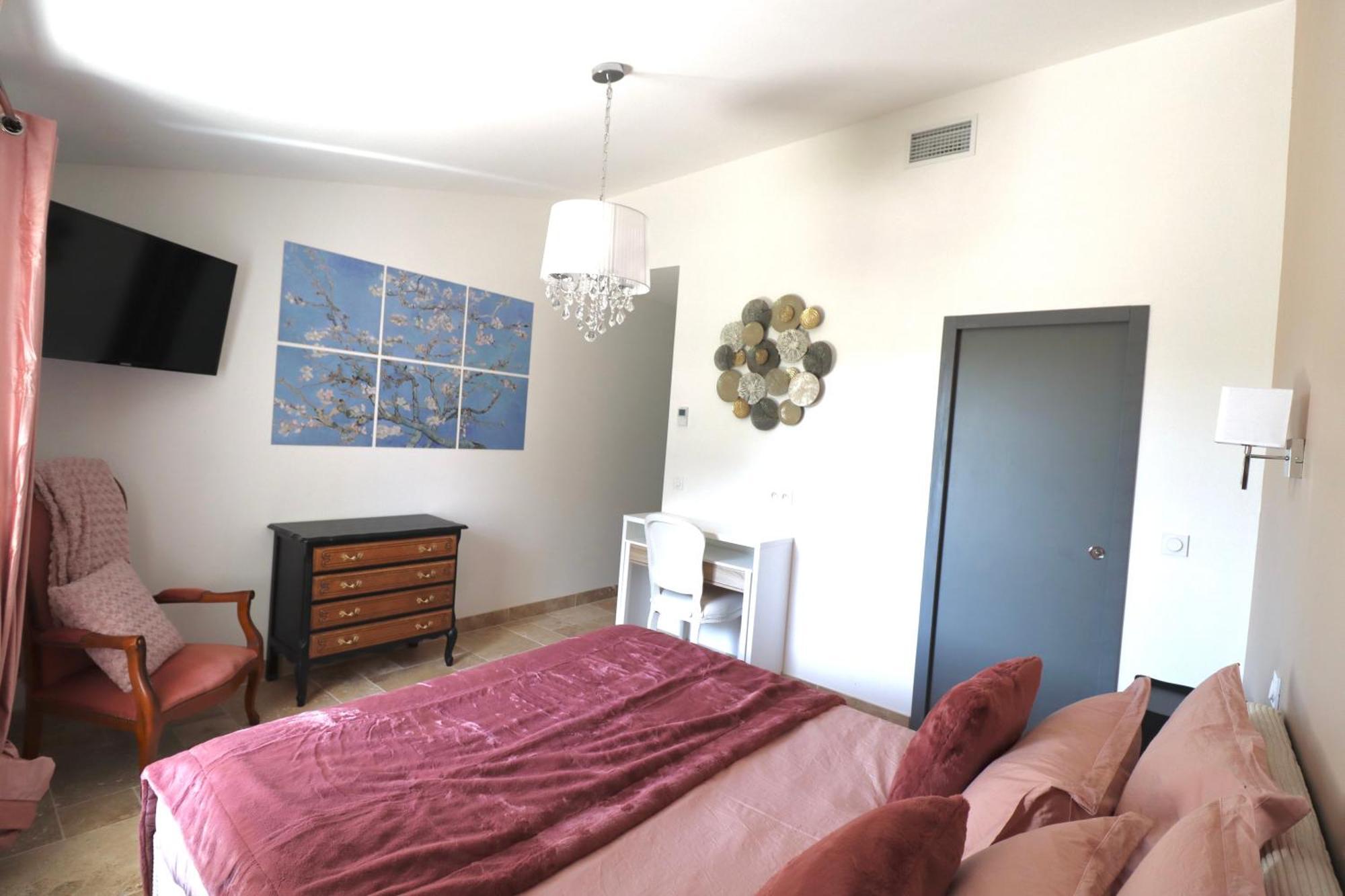 Chambres D'Hotes Avec Jacuzzi Et Piscine Au Mas De Cadoule Saint-Just  Quarto foto